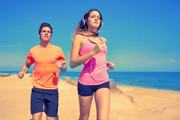 Paar jonge lopen in het strand in de zomer — Stockfoto