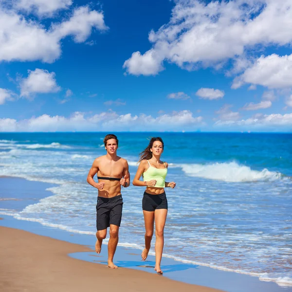 Couple jeune courant à la plage en été — Photo