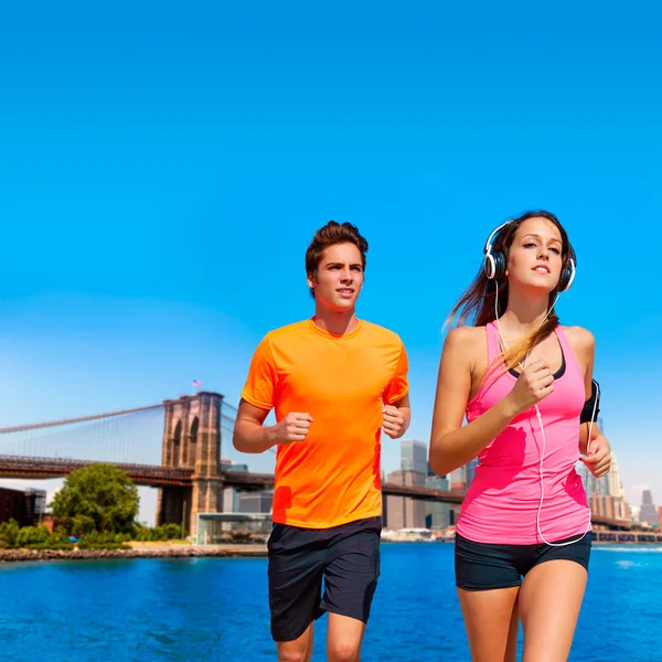 Couple running in New York Brooklyn photo mount — Stock Photo, Image