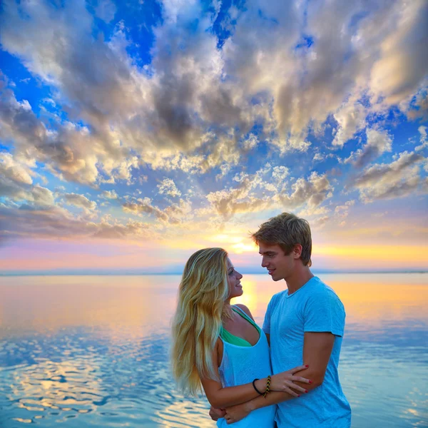 Atardecer pareja mar fotos de stock, imágenes de Atardecer pareja mar sin royalties | Depositphotos Atardecer pareja mar fotos de stock, imágenes de Atardecer pareja mar sin royalties | Depositphotos
