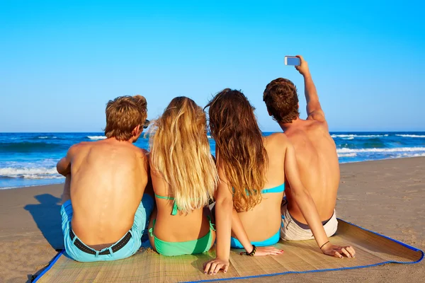 Amigos grupo selfie foto sentado na areia da praia — Fotografia de Stock