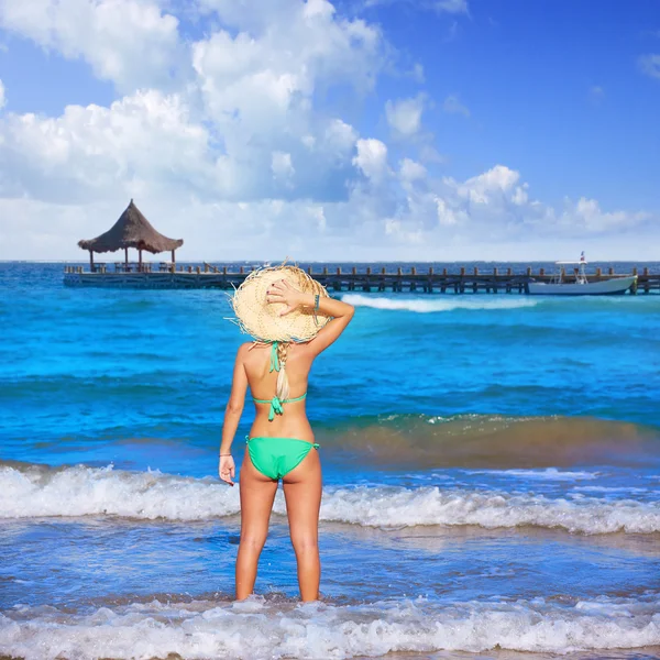 Lány fiatal állva néztem a tenger-strand kalap — Stock Fotó