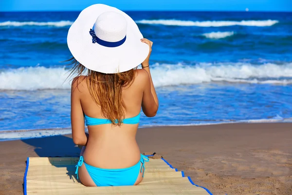 Girl young sitting looking at the sea with beach hat — Stock Photo, Image