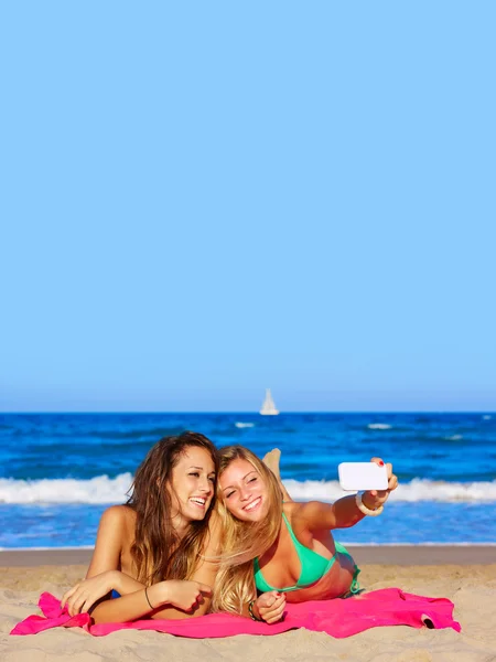 Happy girl vänner selfie stående liggande på stranden — Stockfoto