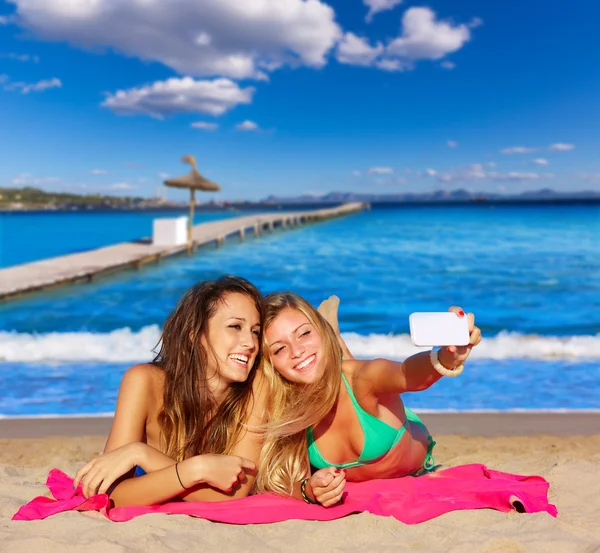 Felice ragazza amici selfie ritratto spiaggia sabbia — Foto Stock