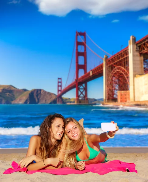 Gelukkig meisje vrienden selfie portret strand zand — Stockfoto