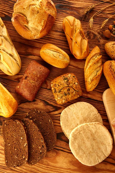 Pão variado mistura na mesa de madeira envelhecida dourada — Fotografia de Stock