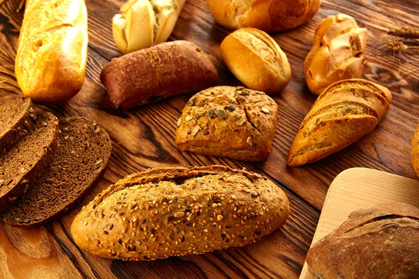 Pane vario mix su tavolo in legno invecchiato dorato — Foto Stock