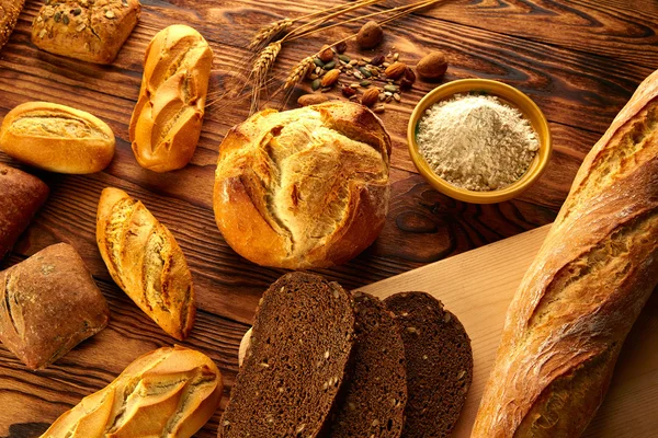 Pane vario mix su tavolo in legno invecchiato dorato — Foto Stock