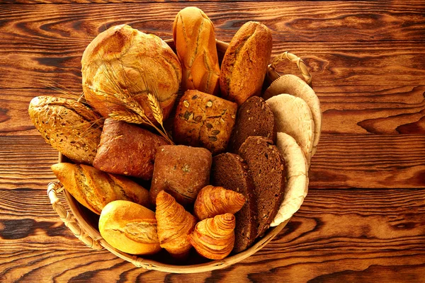 Ekmek mix altın yaşlı ahşap masa üzerinde çeşitli — Stok fotoğraf