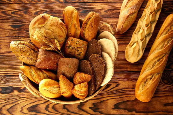 Brood gevarieerde mix op gouden leeftijd houten tafel — Stockfoto