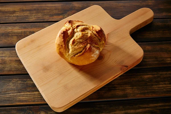 Pan de pan redondo sobre tabla de madera en madera rústica —  Fotos de Stock