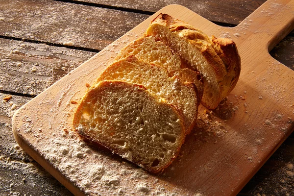 Pão em fatias de pão em tábua de madeira em madeira rústica — Fotografia de Stock