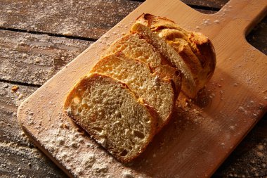 Somun rustik ahşap ahşap tahta üzerinde dilimlenmiş ekmek