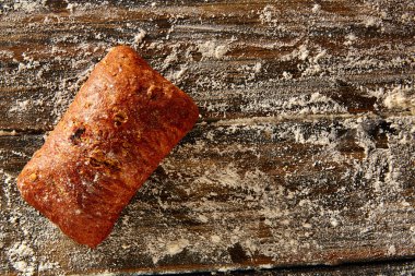 Rustik ahşap ve buğday unu ekmek somun