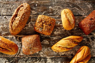 Bir rustik ahşap ve buğday unu ekmek somun karışık