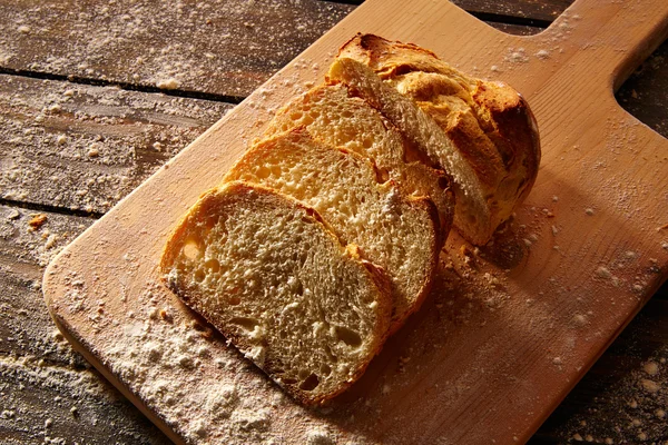 Brood gesneden brood op houten plank in rustieke hout — Stockfoto