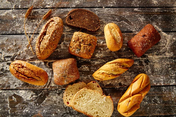 Bread loaf mixed in a rustic wood and wheat flour — Stock Photo, Image