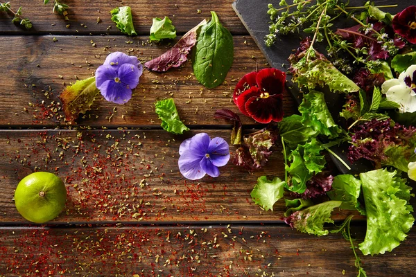Ingredienti del salone fresco lattuga fiori spinaci — Foto Stock