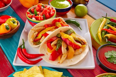 Tavuk fajitas tacos Meksika yemeği guacamole biber