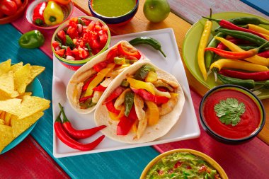 Tavuk fajitas tacos Meksika yemeği guacamole biber