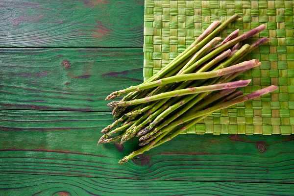 Groene asperges vers op houten tafel — Stockfoto