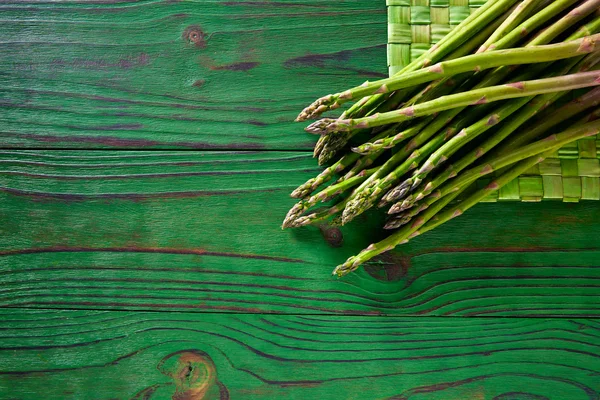 Grüner Spargel frisch auf dem Holztisch — Stockfoto