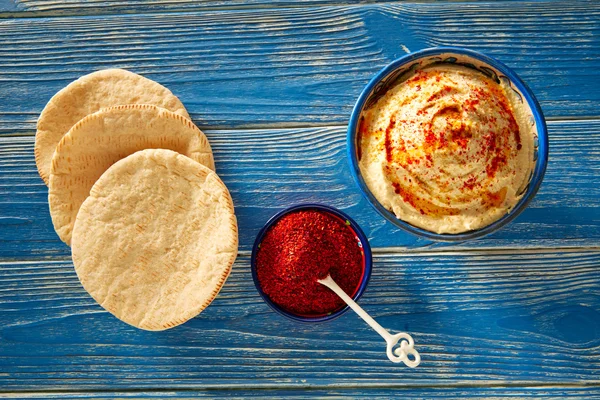 Хумус с пита-хлебом и красным перцем — стоковое фото