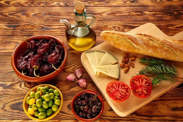 Alimentation méditerranéenne pain huile olives fromage — Photo