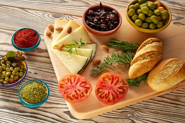 Mediterrane Lebensmittel Brot Öl Oliven Käse — Stockfoto