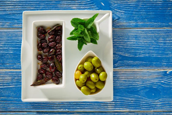 Olive nere e foglie di menta sottaceti mediterranei — Foto Stock