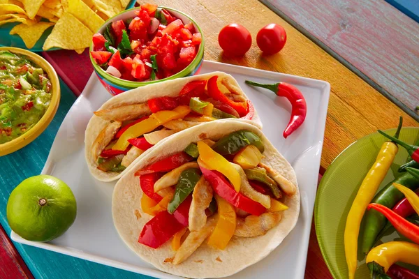 Pollo fajitas tacos comida mexicana guacamole chili — Foto de Stock