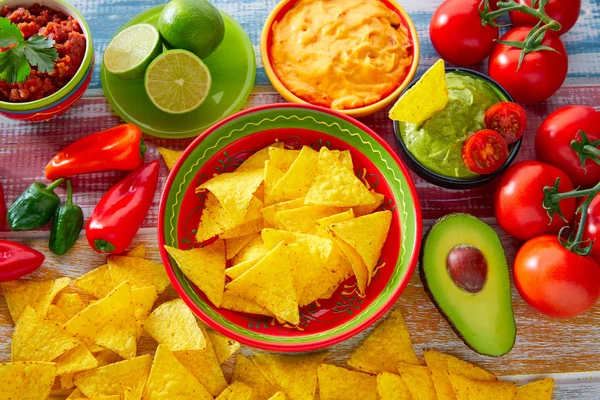 Nachos de comida mexicana y salsa de chile guacamole — Foto de Stock