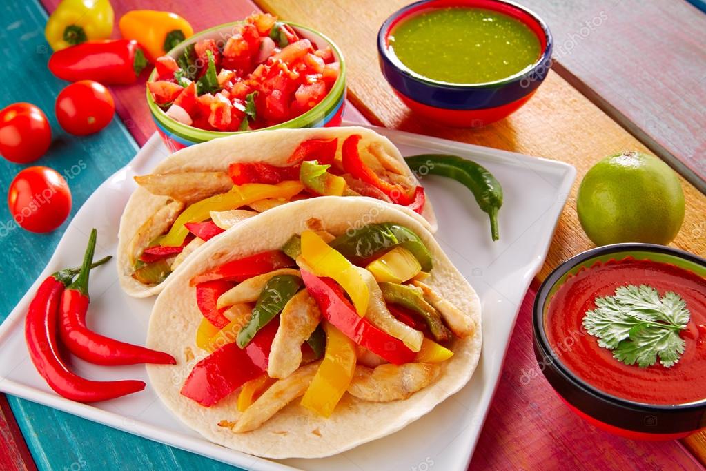 Chicken fajitas tacos mexican food guacamole chili — Stock Photo