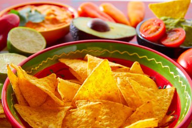 Meksika yemeği cips ve guacamole chili sos