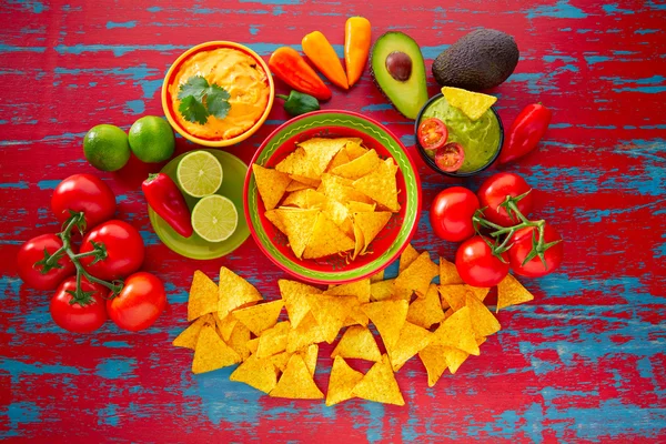 Comida mexicana nachos e molho de pimentão guacamole — Fotografia de Stock