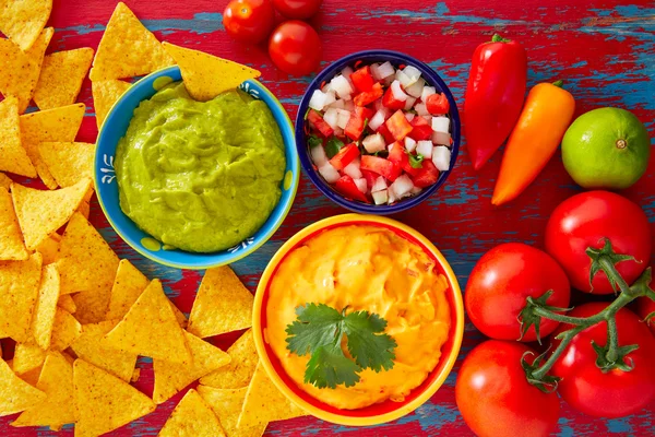 Mexicaans eten nachos guacamole pico gallo kaas — Stockfoto