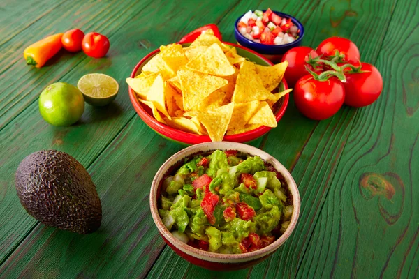 Meksikolainen ruoka nachot guacamole pico gallo chili — kuvapankkivalokuva