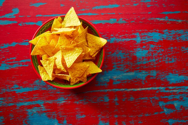 Tortilha de comida mexicana Nachos em grunge vermelho — Fotografia de Stock