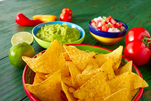 Meksykańskie jedzenie nachos guacamole pico gallo chili — Zdjęcie stockowe