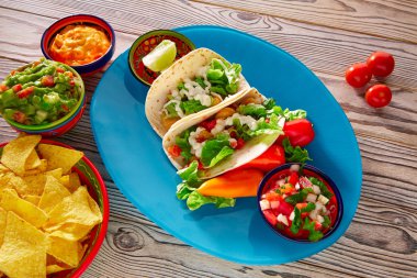 Balık tacos Meksika yemeği guacamole cips ve biber