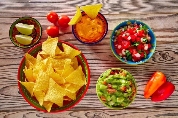 Mexikanisches Essen gemischte Guacamole Nachos Chilisoße — Stockfoto