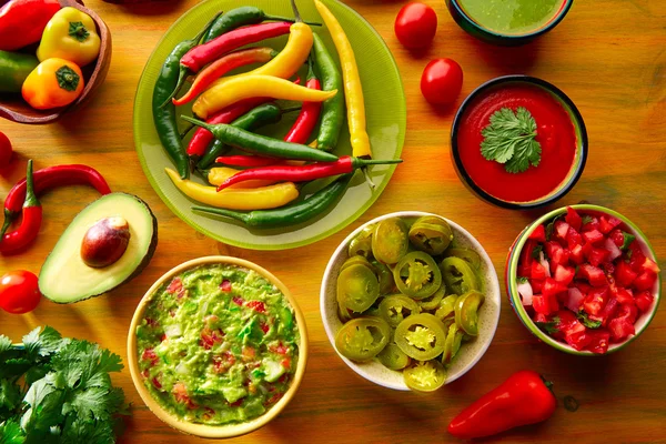 Мексиканская кухня смешанные гуакамоле начос чили соус — стоковое фото