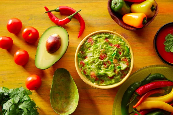 Мексиканская кухня смешанные гуакамоле начос чили соус — стоковое фото