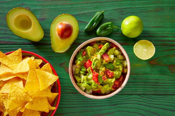 Guacamole con tomates de aguacate y nachos — Foto de Stock