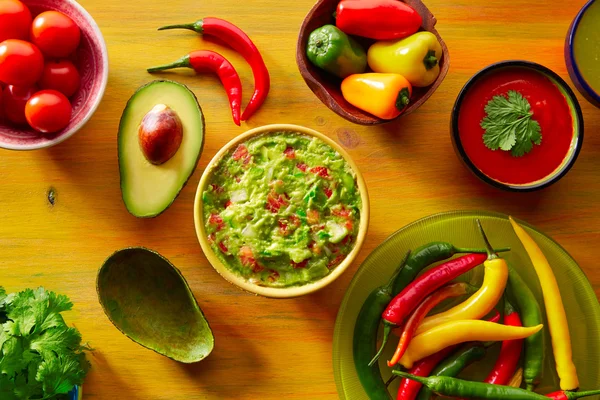 Mexické jídlo smíšené guacamole nachos chilli omáčka — Stock fotografie