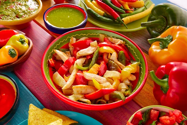 Tavuk fajitas Meksika guacamole pico gallo biber — Stok fotoğraf