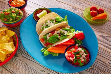 Balık tacos Meksika yemeği guacamole cips ve biber