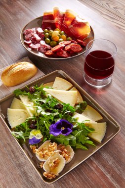 İspanya gıda tapas sosis ve peynir salatası jambon