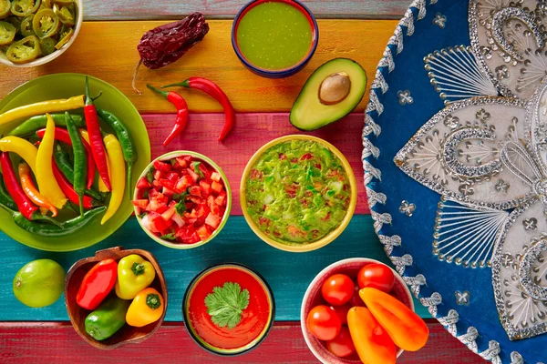 Mexikansk mat mixad guacamole nachos chilisås — Stockfoto